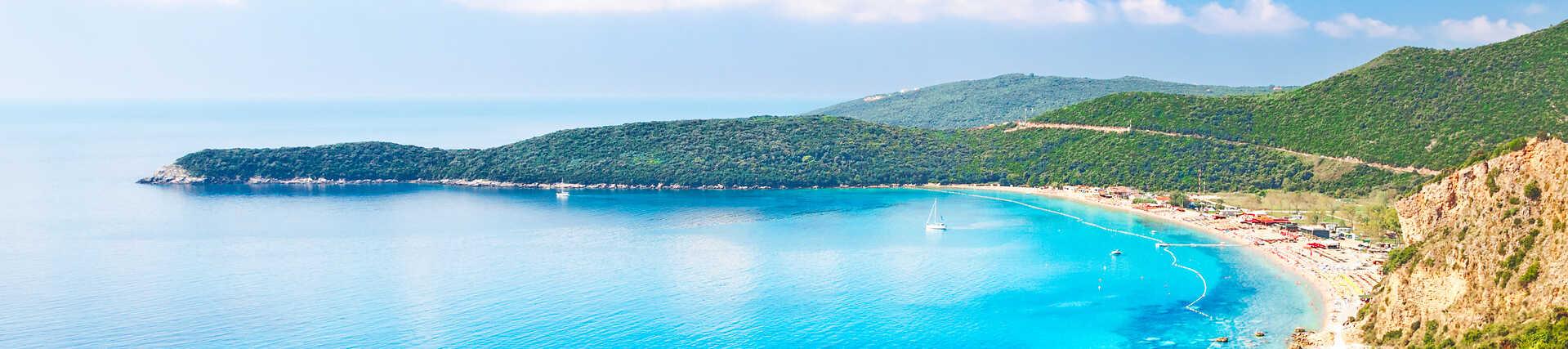 Strandansicht von Jaz Beach in Montenegro mit Sand und blauem Meer.