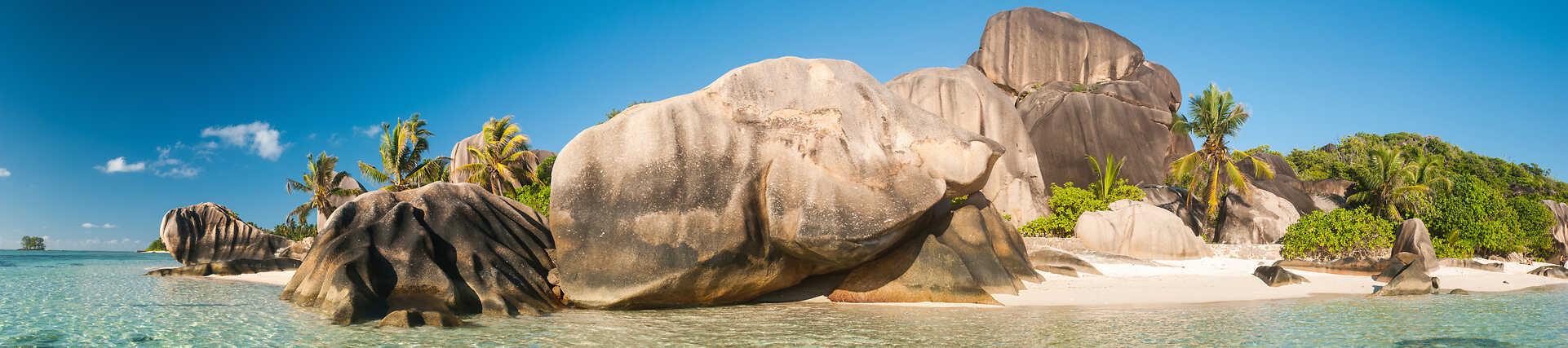 Strand Anse Source d'Argent, Seychellen, mit Granitfelsen und türkisfarbenem Wasser.