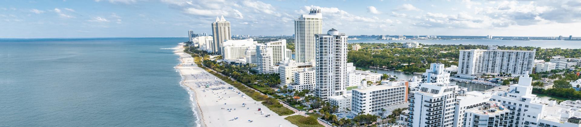 Panorama-Luftaufnahme der Küstenlinie von Miami Beach, Florida.