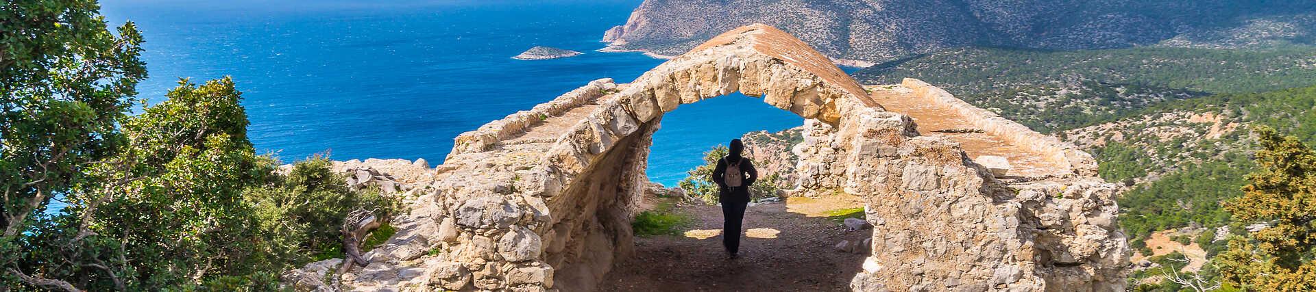 Burg Monolithos auf Rhodos. Eine imposante Ruine auf einem Felsen über dem Meer.