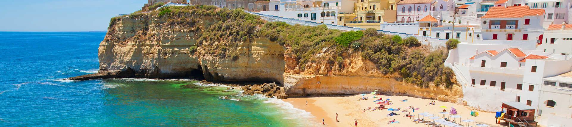 Sonniger Strand an der Algarve, Portugal. Perfekt für den Urlaub.