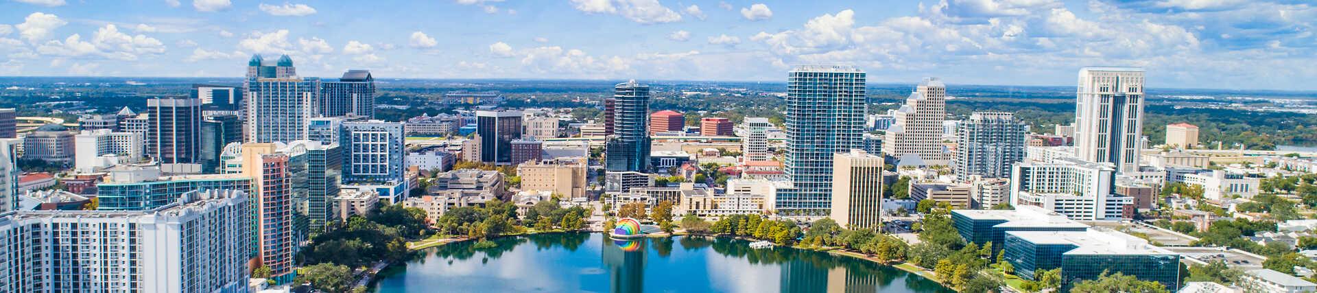 Skyline von Orlando, Florida, mit Wolkenkratzern und Palmen.