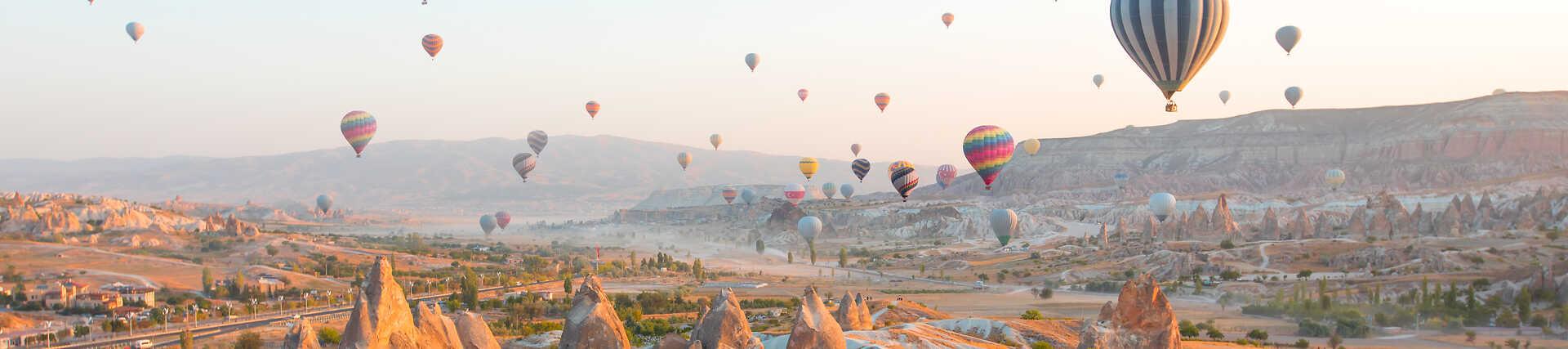 Heißluftballons schweben über die märchenhaften Felsformationen von Kappadokien, Türkei.