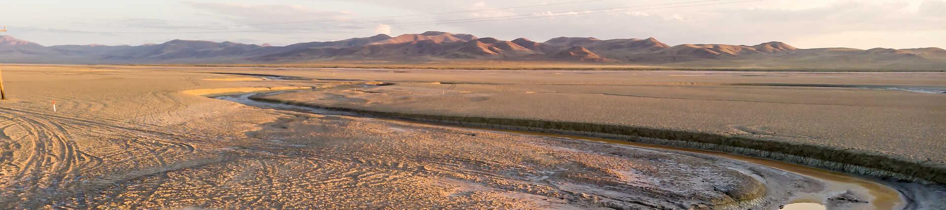 Trockene Salztonebene (Playa), Salzwüste, in der Wüste Nevadas.