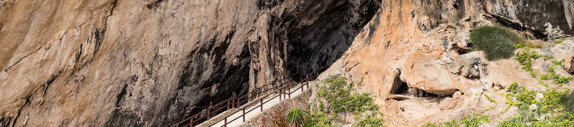 Eingang zu den Coves d'Artà in Canyamel auf der Insel Mallorca, Spanien.