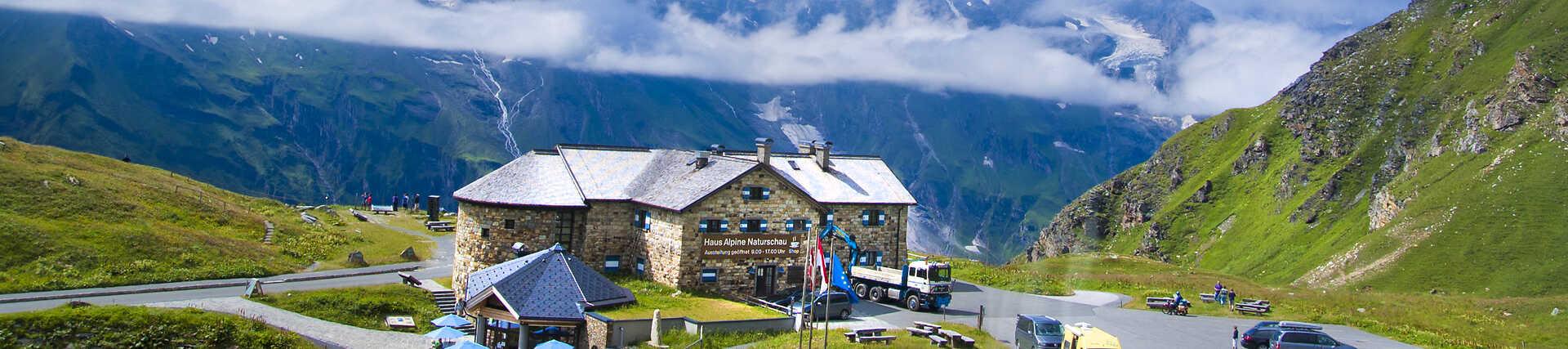 Auto mit Bergblick auf der Großglockner Hochalpenstraße.