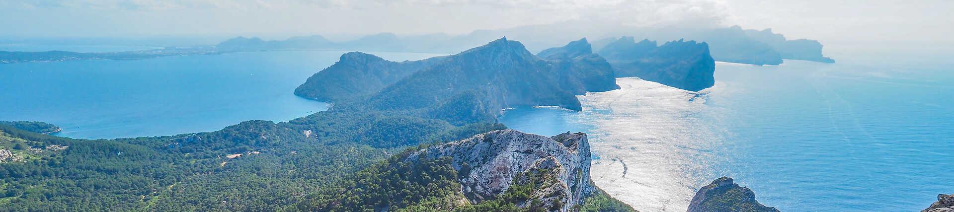 Wanderer auf einem Bergpfad auf Mallorca mit Meerblick.