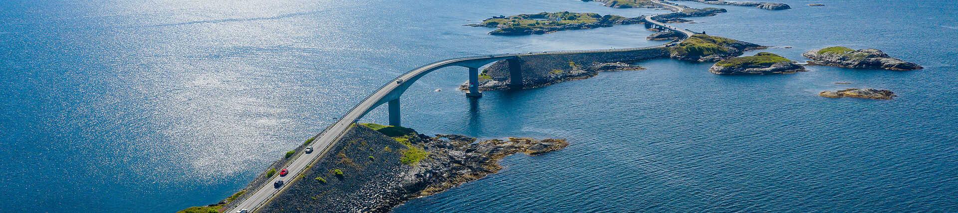 Die Atlantikstraße in Norwegen, eine beeindruckende Küstenstraße am Meer.