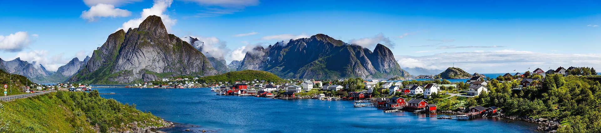 Panoramablick auf die norwegischen Lofoten mit Berglandschaft und Küste.