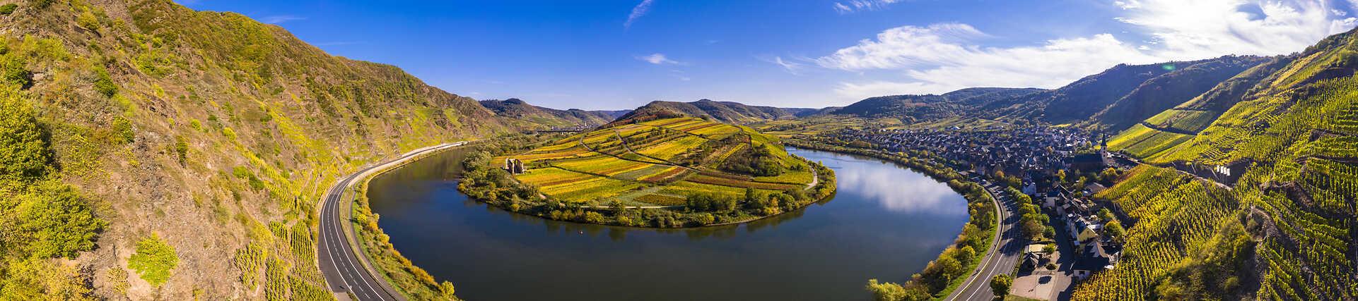 Die atemberaubende Moselschleife bei Bremm mit Europas steilstem Weinberg.