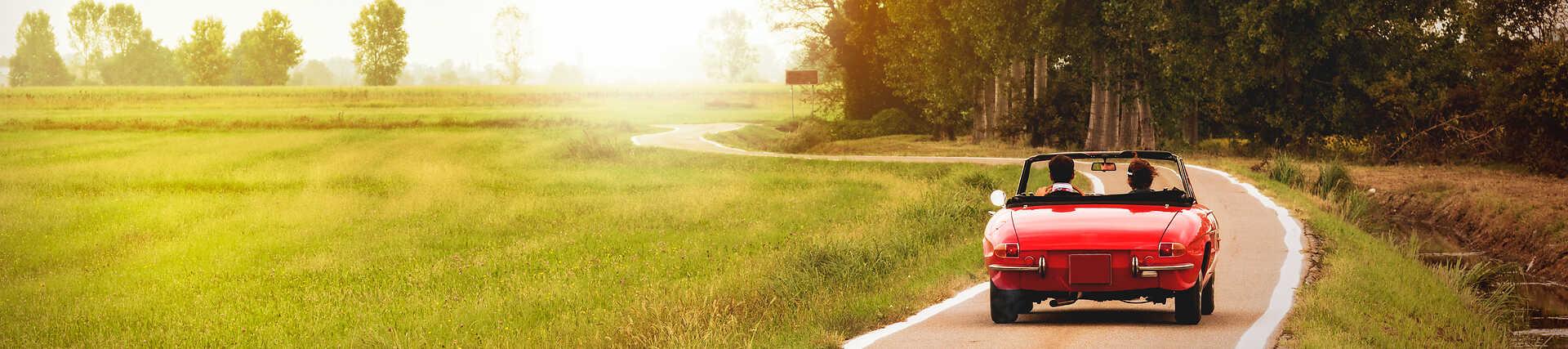 Cabrio Tour Deutschland: Sonnige Fahrt über die deutschen Landstraßen.