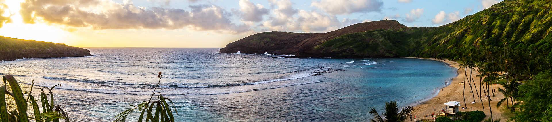 Blick auf den berühmten Hanauma Bay Strand in Hawaii, ideal für Schnorchel-Abenteuer.