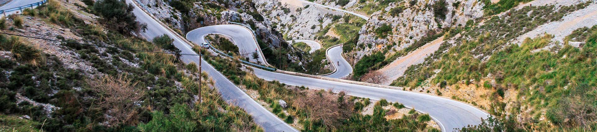Sa Calobra, Mallorca: Atemberaubende Serpentinenstraße an der Küste mit Meerblick.