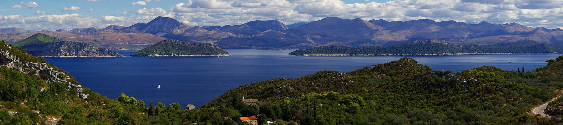 Elaphitische Inseln, Kroatien: Atemberaubender Blick auf die Adria und grüne Landschaft.