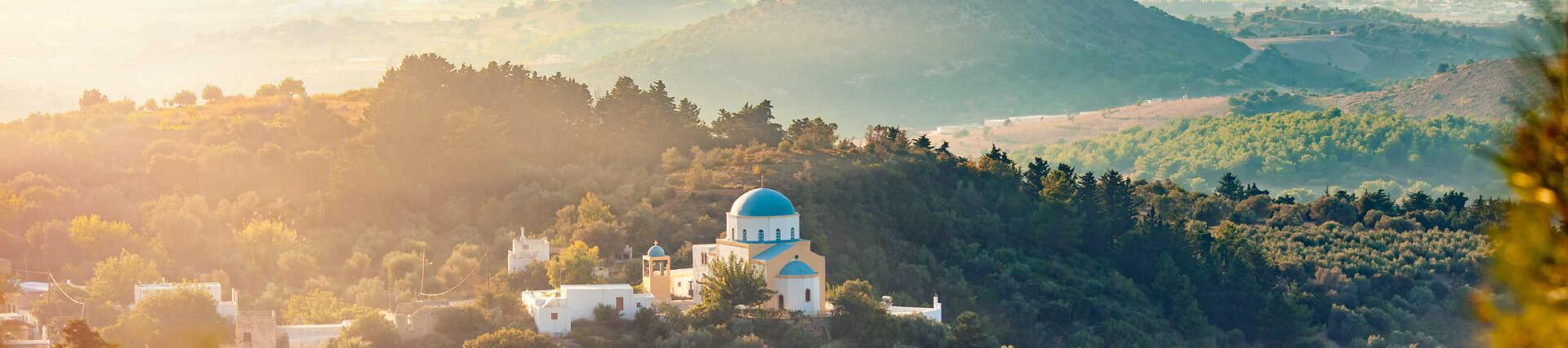 Panoramablick auf die griechische Insel Kos mit blauem Meer und klarem Himmel.