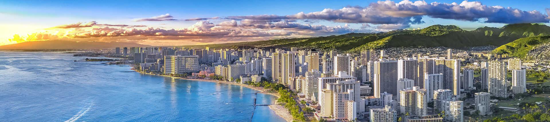 Blick auf Honolulu, Hawaii, mit Strand, Meer und Stadt im Hintergrund.