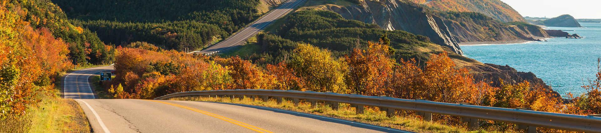 Panoramablick auf den Cabot Trail in Kanada für bessere Auffindbarkeit und Benutzererfahrung.