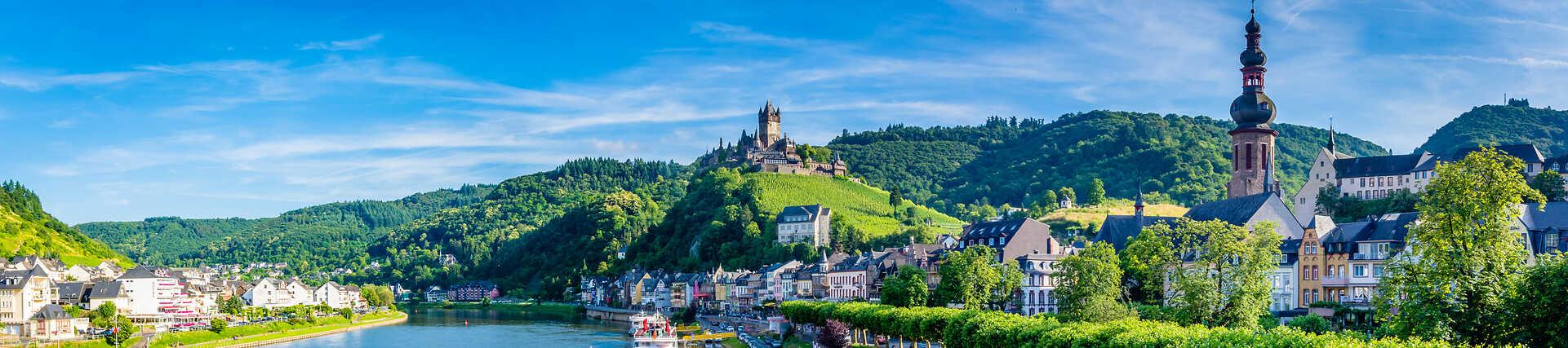 Fachwerkstadt Cochem an der Mosel mit Burg und Flussufer.