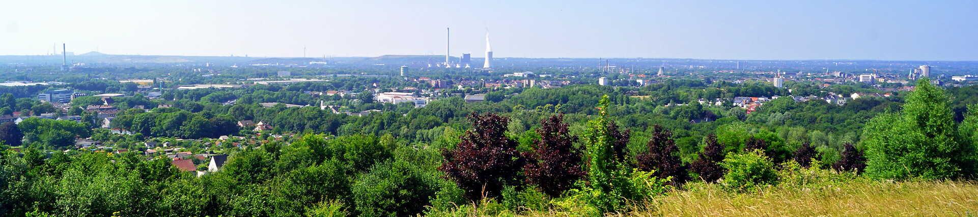 Aussicht auf den Tippelsberg in Bochum an einem sonnigen Tag.