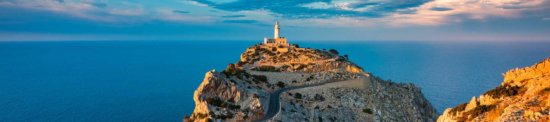 Panorama des Leuchtturms Far de Formentor auf der gleichnamigen, zerklüfteten Halbinsel im Norden Mallorcas, Spanien.
