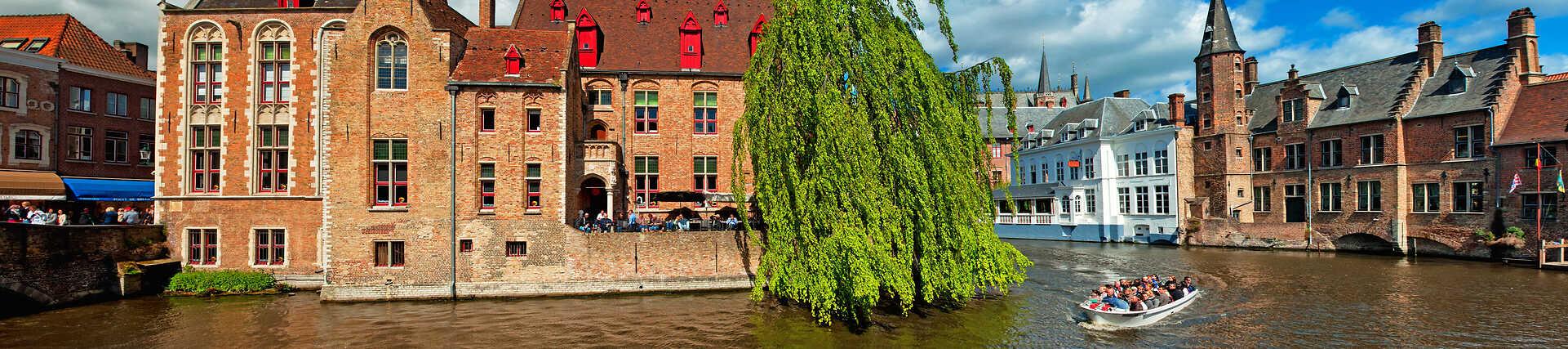 Historische Kanäle und mittelalterliche Architektur in Brügge, Belgien.
