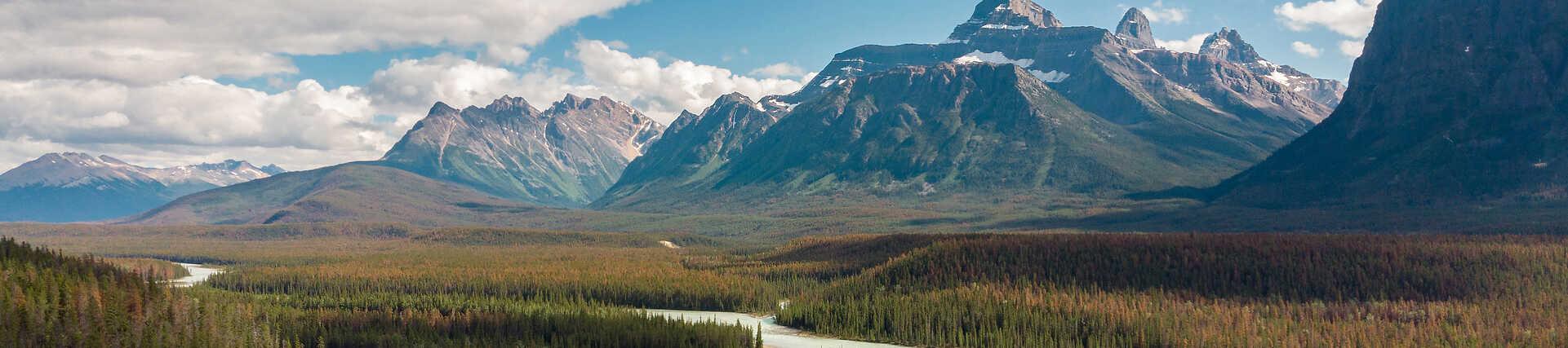 Wohnmobil auf dem Icefields Parkway mit Bergpanorama.