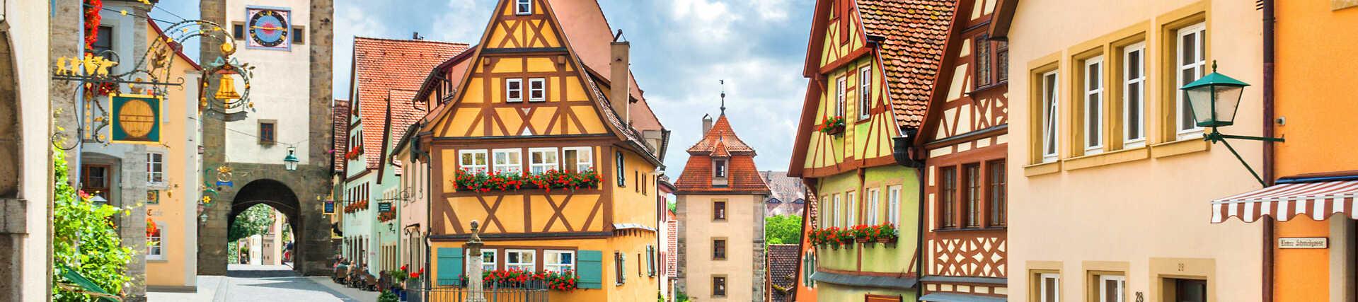 Romantische Straße in Deutschland: malerische Landschaft und historische Städte.