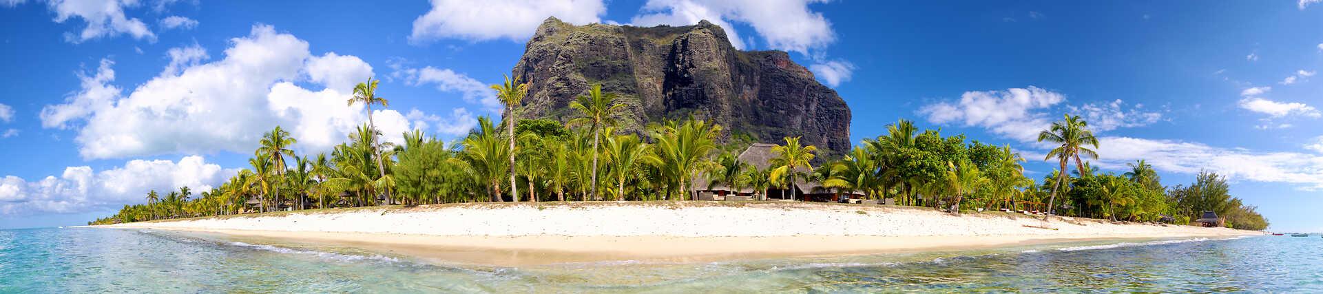 Sonniger Strand auf Mauritius: türkises Meer, weißer Sand, Palmen.
