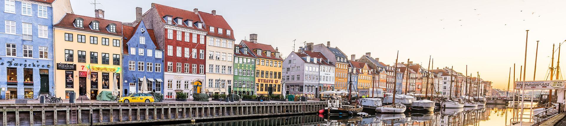 in malerisches Stadtbild von Kopenhagen, Dänemark, mit bunten Häusern und dem ruhigen Wasser des Kanals.