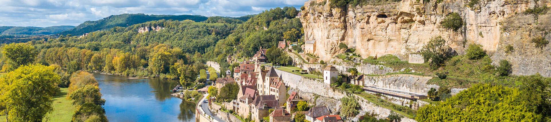 Beynac-et-Cazenac: Mittelalterliches Dorf mit imposantem Château an der Dordogne in Frankreich.