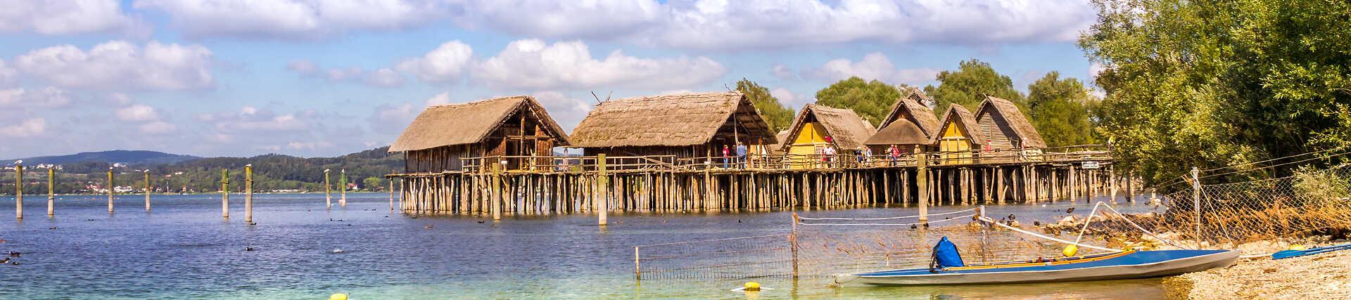 Unteruhldingen am Bodensee bei Sonnenschein.