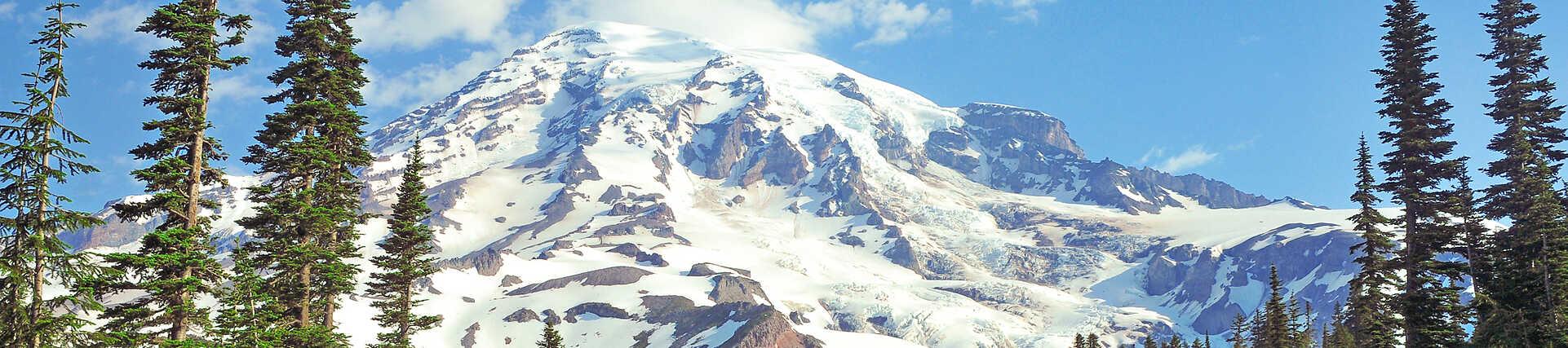 Mount Rainier, verschneiter Berg im Nordwesten der USA, bei Sonnenschein.
