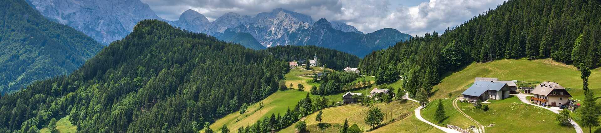 Panoramastraße Solvaca, Slowenien. Eine malerische Straße schlängelt sich durch die Landschaft.