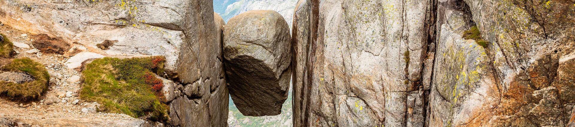 Kjeragbolten in Norwegen, ein Felsbrocken zwischen zwei Felswänden.
