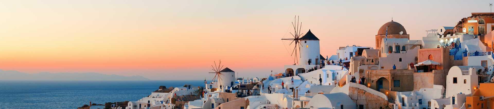 Santorini, Griechenland: Weiß getünchte Häuser und blaues Meer in der Ägäis.