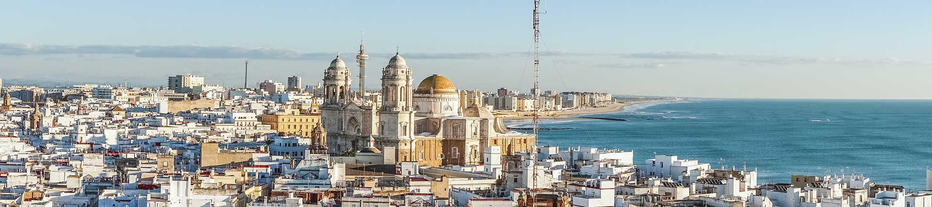 Kathedrale von Cádiz, Andalusien, Spanien. Historisches Bauwerk am Meer.