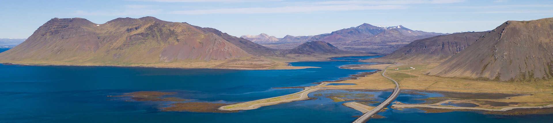 Westfjorde Island: Malerische Küstenlandschaft. Mietwagenreise durch atemberaubende Natur.