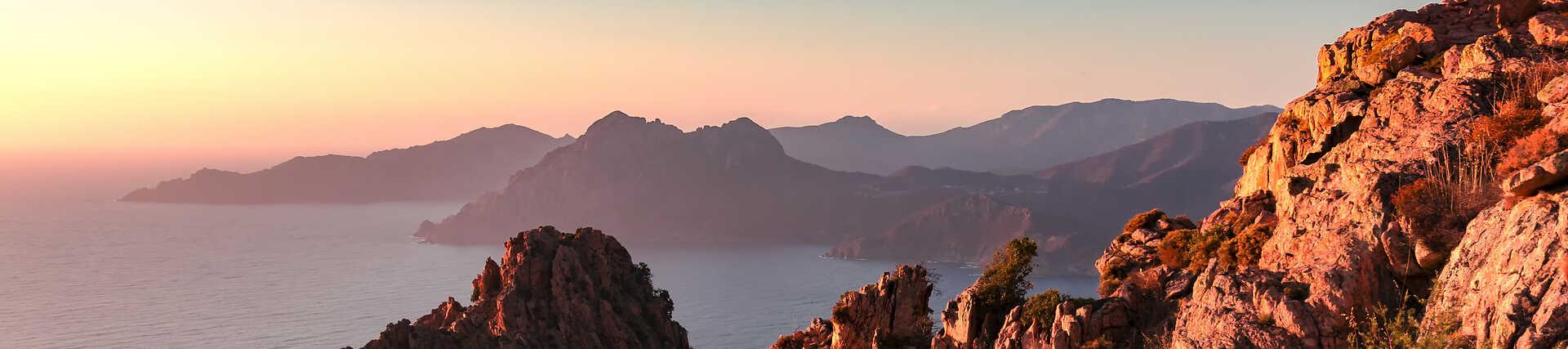 Die Calanche de Piana auf Korsika: Rote Felsformationen am Meer.