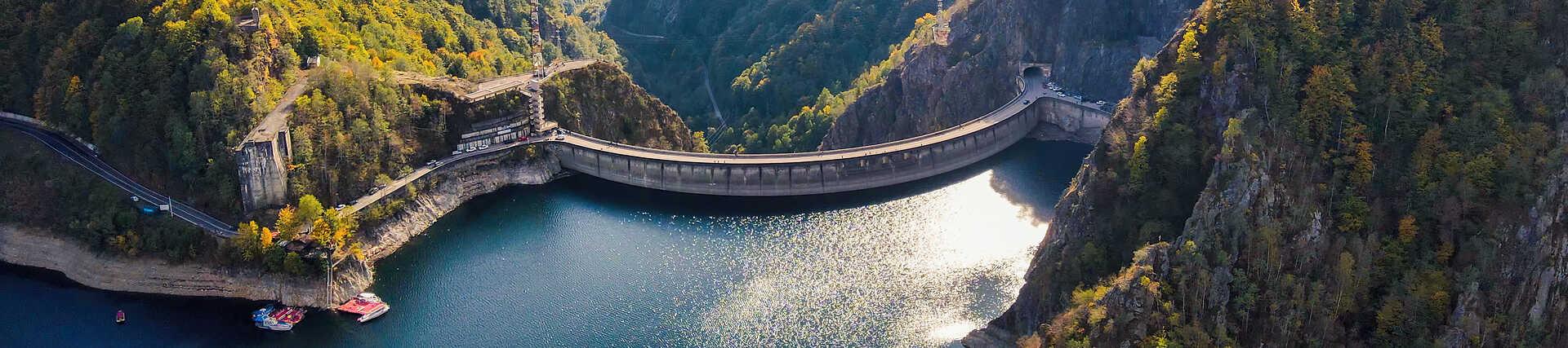 Vidraru-Staudamm in Rumänien. Große Staumauer, Berge und Bäume.