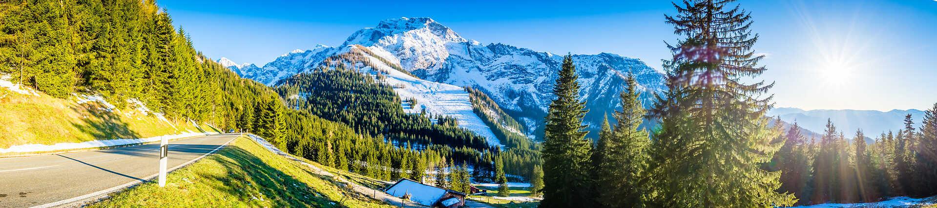 Deutsche Alpenstraße: Panoramablick auf die malerische Gebirgslandschaft.