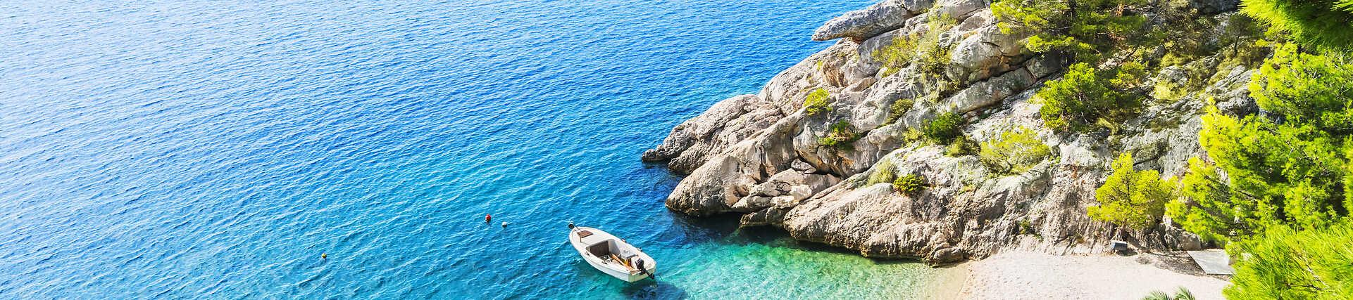 Makarska Riviera, Kroatien: Atemberaubende Küstenlandschaft mit klarem Wasser und Bergen im Hintergrund.