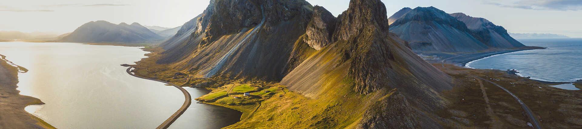 Isländische Landschaft: Atemberaubende Felsen und weite, unberührte Natur.