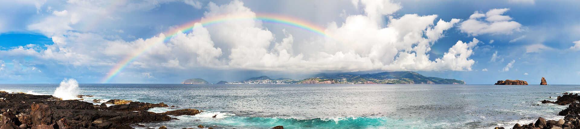 Schwarzer Lavastrand auf Flores, Azoren. Ein Naturschauspiel.