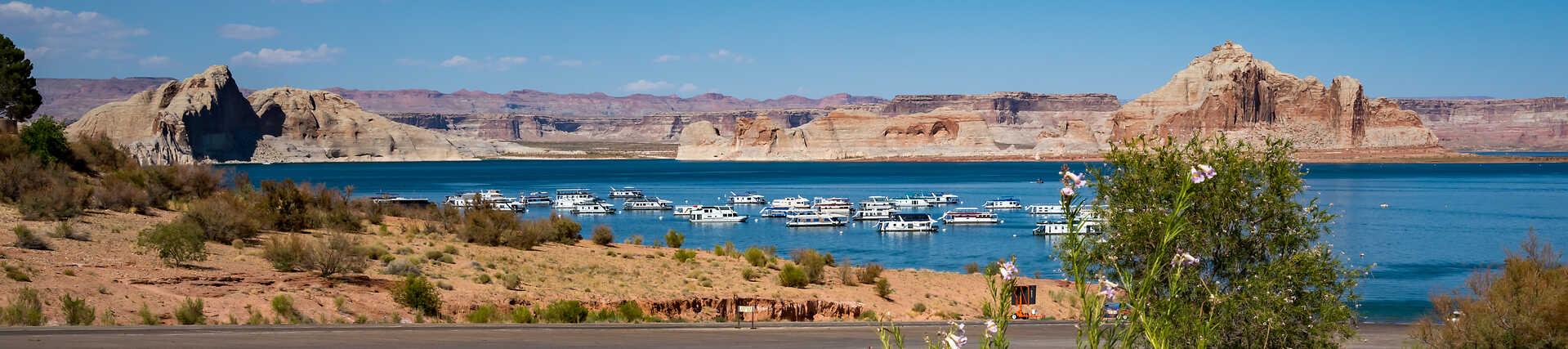 Lake Powell in den USA. Türkisblaues Wasser und Sandsteinformationen.