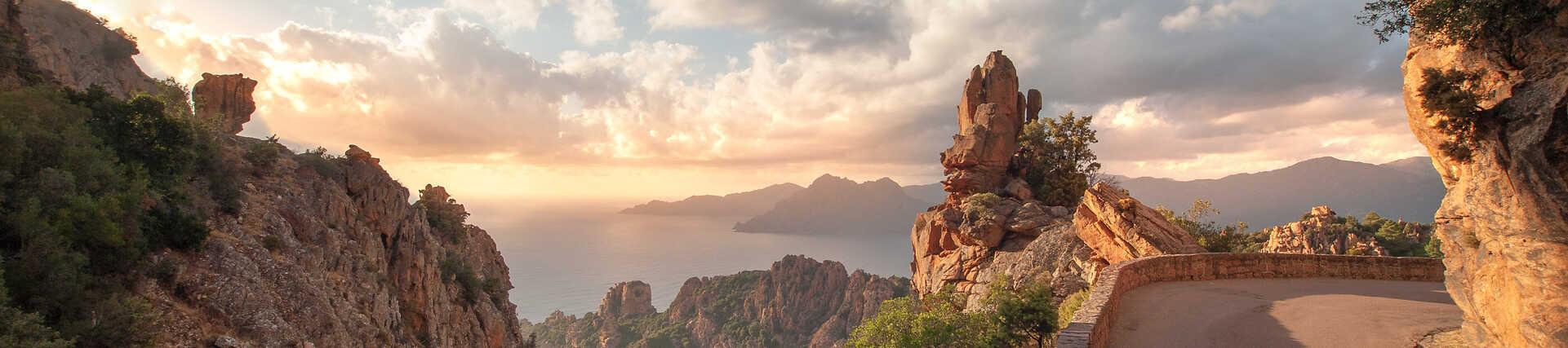 Korsika, Frankreich: Eine malerische Küstenlandschaft mit klarem Wasser und Felsen.