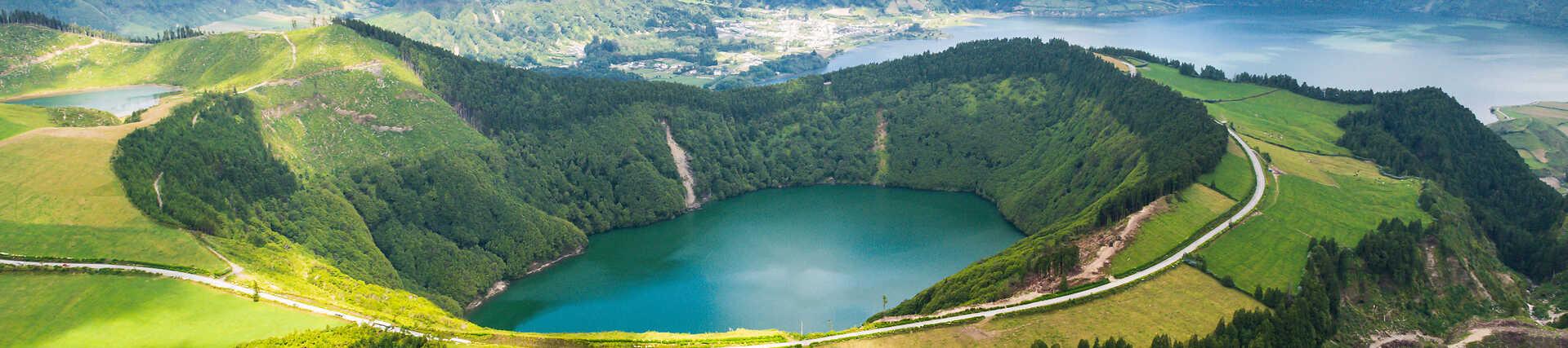 Panoramablick auf die Caldeira das Sete Cidades auf den Azoren.