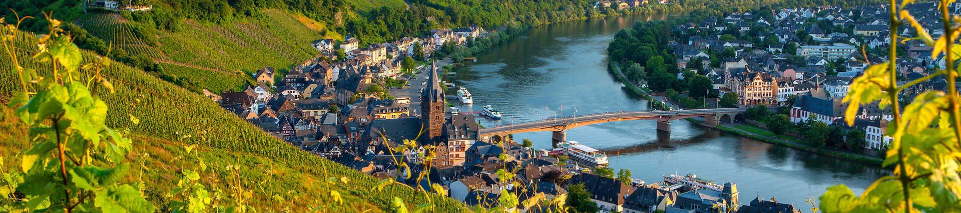 Historische Stadt Bernkastel-Kues am Fluss Mosel umgeben von steilen Weinbergen