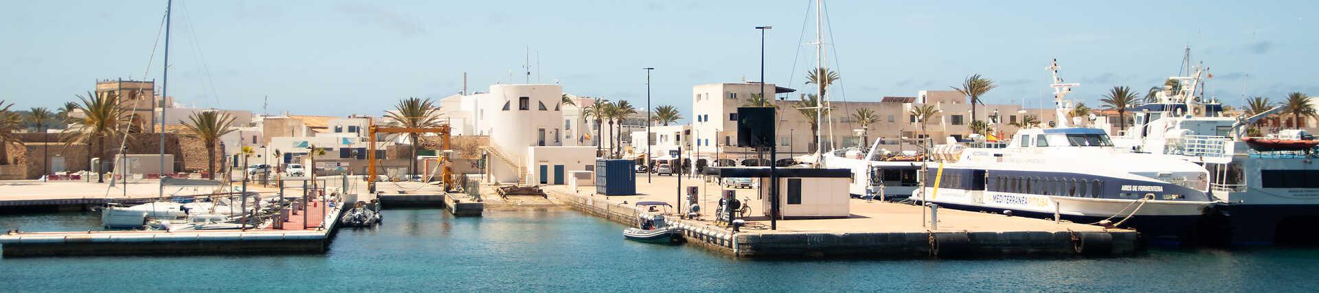 Hafen Formentera auf den Balearen. Schiffe und Boote am Kai.