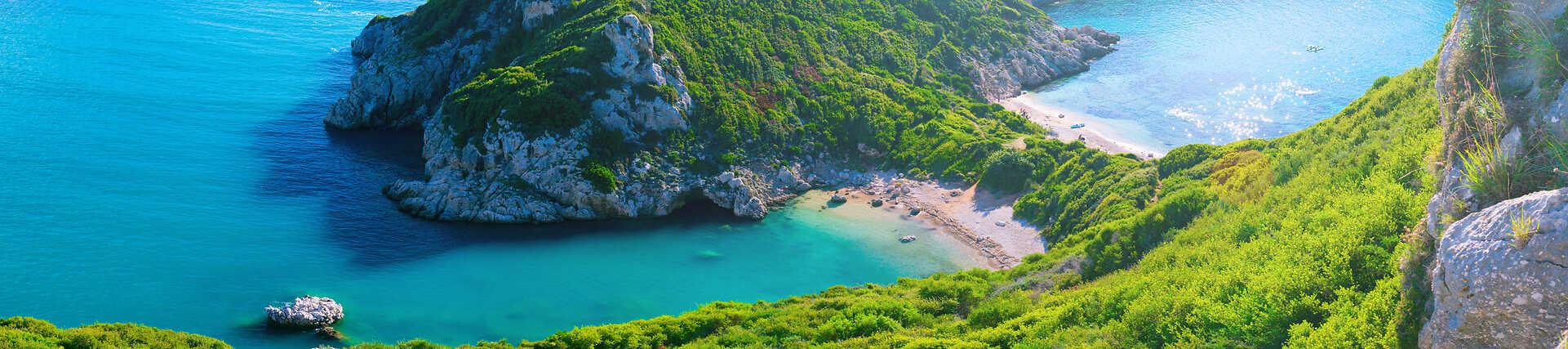 Afionas, Korfu: Panoramablick auf das Dorf und das Meer bei Sonnenschein.