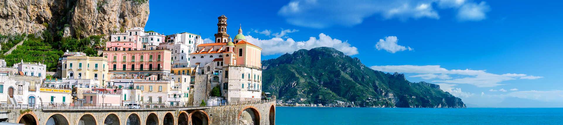 Amalfi, Italien: Blick auf die malerische Küstenstadt und das Meer.